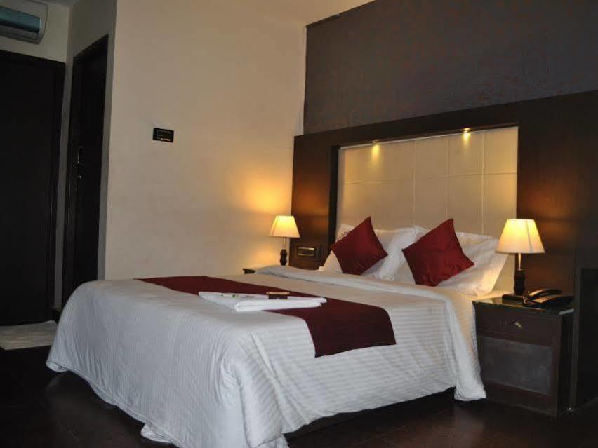 Hotel Mars Classic Chennai Exteriör bild