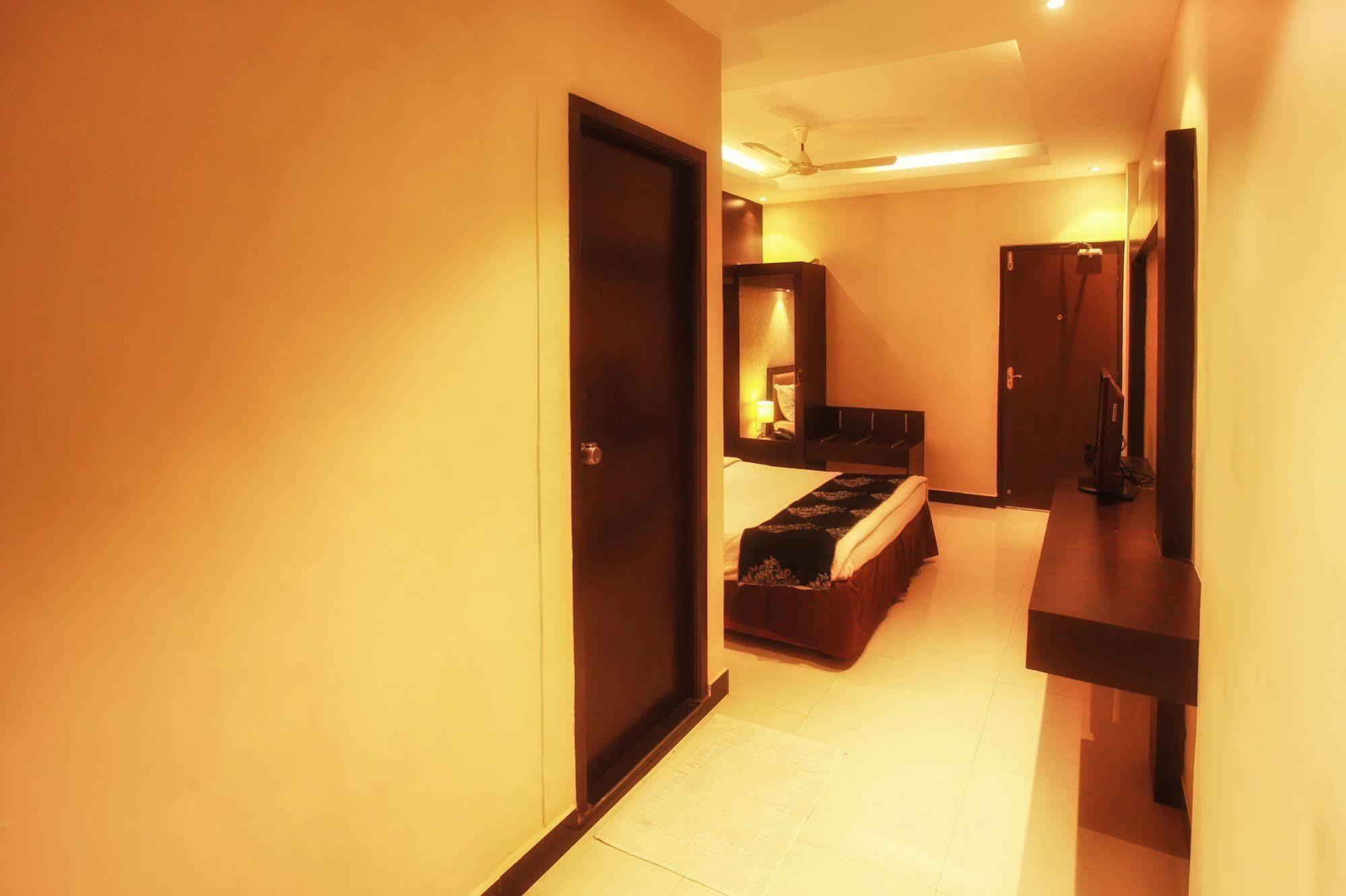 Hotel Mars Classic Chennai Exteriör bild